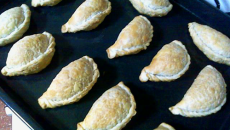 Empanadas de pollo Una receta para empanadas de pollo muy sabrosas y fáciles, que se puede hacer con sobrantes de pollo.
