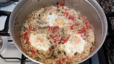 Arroz con huevos Una receta express de arroz con huevos que puede sacarnos de un apuro cuando no tenemos mucho tiempo ni muchos ingredientes en la heladera.