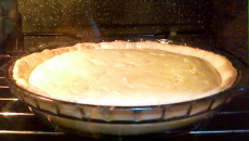 Tarta fácil de choclo cremoso Tarta express de choclo cremoso que se hace en 5 minutos con ingredientes cotidianos. Sola o como acompañamiento para una opción liviana y saludable.