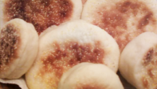 Una receta fácil (pero van a necesitar tiempo para elaborarlos) de los english muffins o el típico pan del desayuno de Mc Donalds o los Huevos Benedictinos.