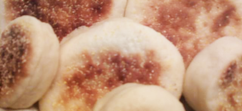 Una receta fácil (pero van a necesitar tiempo para elaborarlos) de los english muffins o el típico pan del desayuno de Mc Donalds o los Huevos Benedictinos.