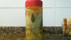 Receta en tres pasos fáciles para hacer escabeche de repollo que se puede adaptar a otras verduras y queda riquísimo.