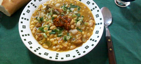 Receta de locro tradicional de maíz, el clásico de las fechas patrias en Argentina.