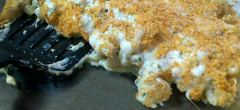Receta paso a paso de los Mac & Cheese con salsa casera e ingredientes comunes.