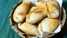 Empanadas criollas de carne Receta de empanadas criollas con relleno bien jugoso que siempre sale bien. Ideal para acompañar la receta de masa de empanadas caseras.