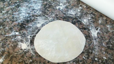 Masa para empanadas criollas Receta fácil para masa de empanadas criollas que sirve para horno o fritas. ¡Para unas empanadas criollas más sequitas y doraditas!