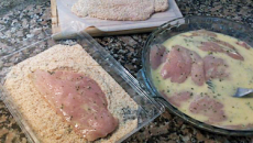 Milanesas de pollo Esta receta de milanesas de pollo es muy fácil y más económica que las milanesas de pollo compradas hechas. Mucho más sabrosas y crocantes.