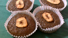 Muffins de banana y harina integral Unos riquísimos muffins húmedos de banana, miel y harina integral que se hacen en tres pasitos muy fáciles. Ideales para invitar a las tías a tomar el té :D