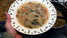 Sopa de verdura super tuning Una receta de sopa de verdura con caldo de puchero que es ideal para las comidas de invierno.