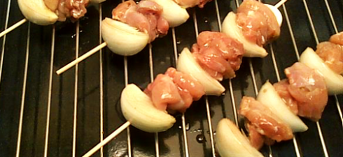 Una receta fácil de pollo teriyaki, con una marinada de salsa de soja, miel y vino que se hace en licuadora.