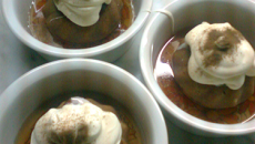 Torchiaritos (o borrachitos con cerezas al rhum) Este es un postre inventado por mi, que combina la receta de Borrachitos de Petrona con un "relleno" de cerezas frescas y crema para los que nos gustan las frutas.
