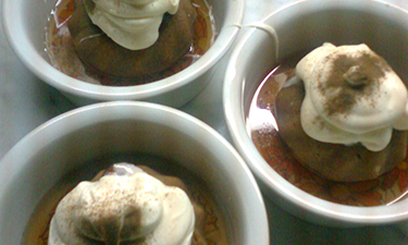Este es un postre inventado por mi, que combina la receta de Borrachitos de Petrona con un "relleno" de cerezas frescas y crema para los que nos gustan las frutas.