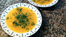 Sopa express de calabaza Esta sopa fácil de calabaza se hace en un ratito y no necesita ensuciar la procesadora :D